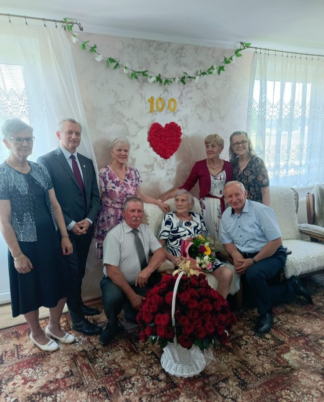 Wręczenie medalu Władysławie Wiatrowskiej, fot. UMWKP
