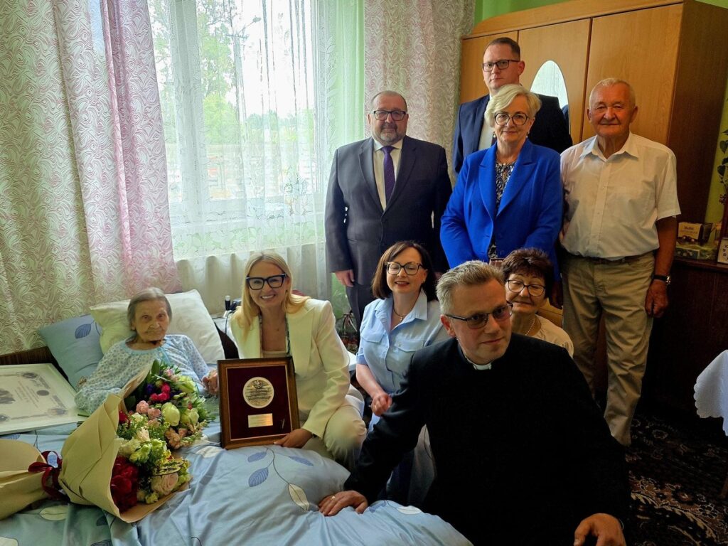 Wręczenie medalu Irenie Wesołek, fot. UMWKP
