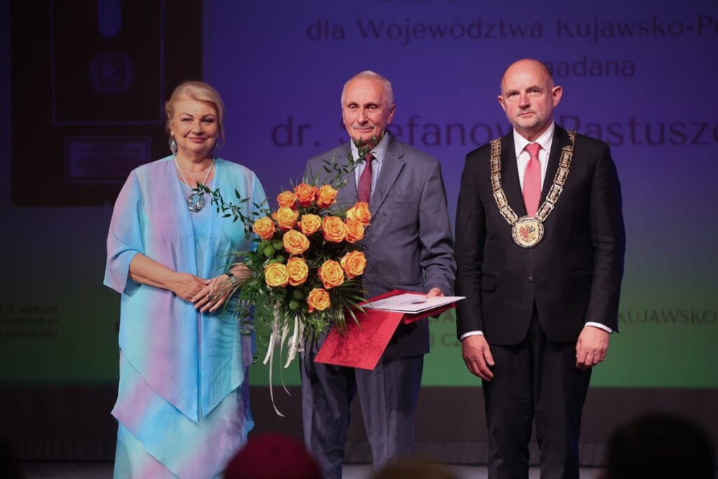 Stefan Pastuszewski (centre), together with Marshal Piotr Całbecki and Regional Parliament President Elżbieta Piniewska during the ceremonial session of the Regional Parliament, photo by Szymon Zdziebło / tarantoga for UMWKP