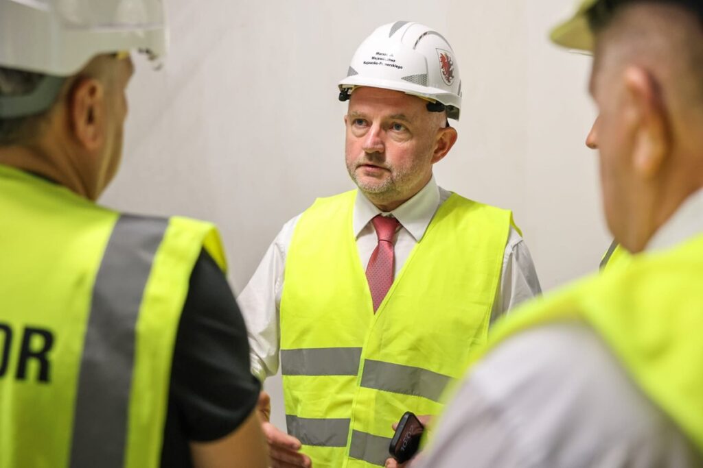 Marszałek Piotr Całbecki i członek zarządu województwa Marek Wojtkowski na budowie nowego kompleksu WSS we Włocławku, fot. Szymon Zdziebło/tarantoga dla UMWKP