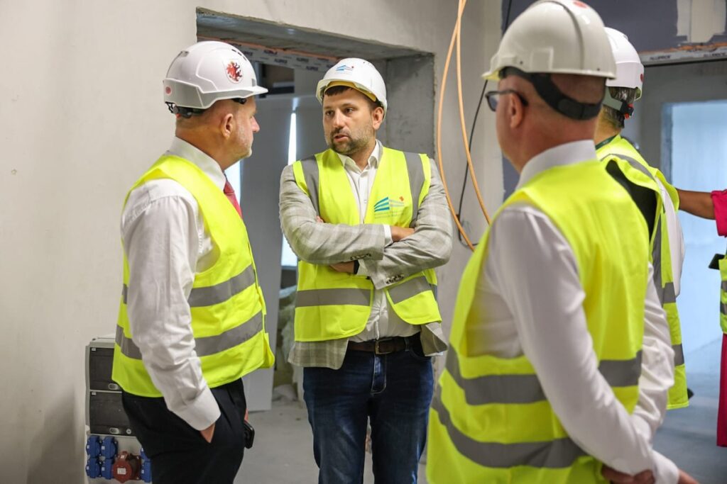 Marszałek Piotr Całbecki i członek zarządu województwa Marek Wojtkowski na budowie nowego kompleksu WSS we Włocławku, fot. Szymon Zdziebło/tarantoga dla UMWKP