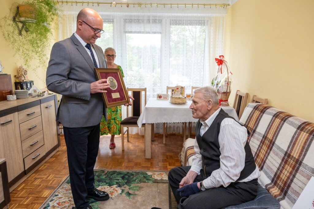 Presentation of the Medal to Stanisław Śmiałkowski, photo by Mikołaj Kuras for the Marshal’s Office of the Kujawsko-Pomorskie Region