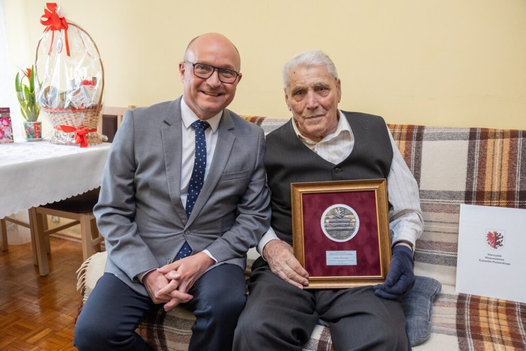 Presentation of the Medal to Stanisław Śmiałkowski, photo by Mikołaj Kuras for the Marshal’s Office of the Kujawsko-Pomorskie Region