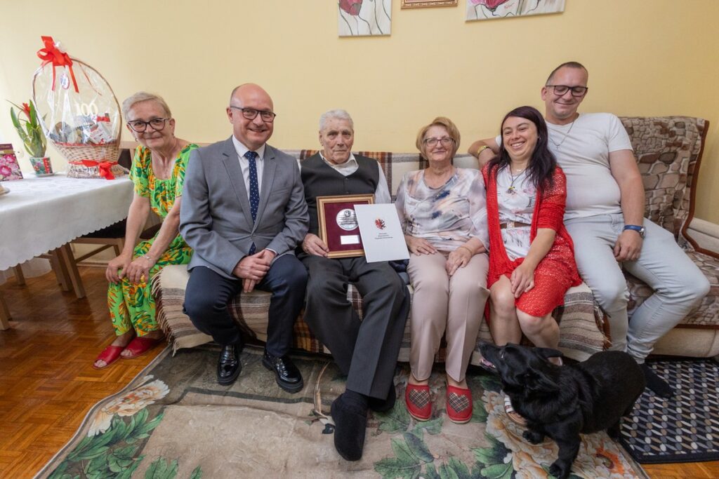 Presentation of the Medal to Stanisław Śmiałkowski, photo by Mikołaj Kuras for the Marshal’s Office of the Kujawsko-Pomorskie Region