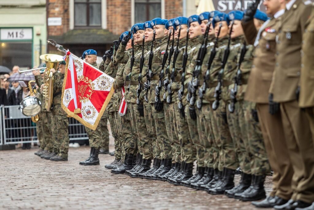 Ceremonii nadania sztandaru 12. Wojskowemu Oddziałowi Gospodarczemu, fot. Szymon Zdziebło/tarantoga dla UMWKP
