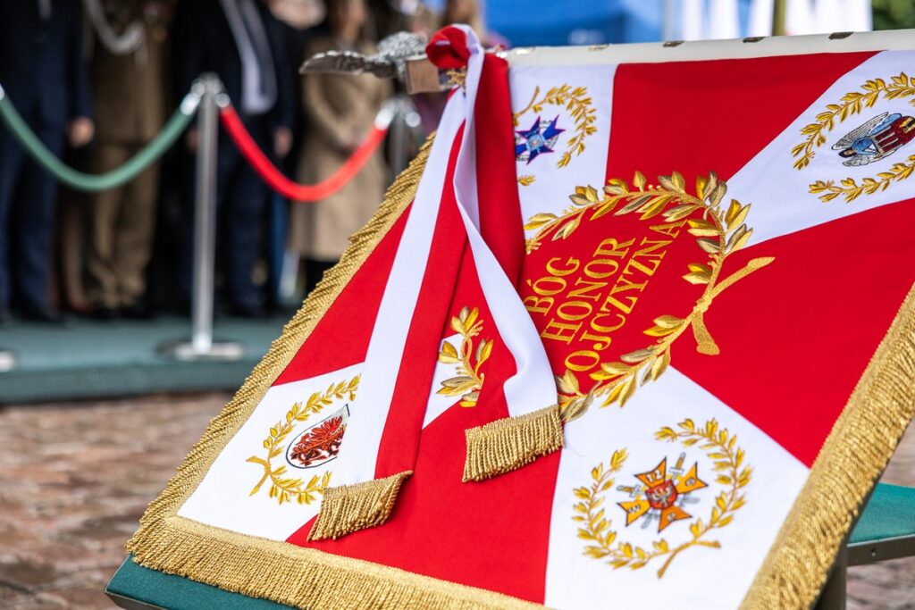 Ceremonii nadania sztandaru 12. Wojskowemu Oddziałowi Gospodarczemu, fot. Szymon Zdziebło/tarantoga dla UMWKP