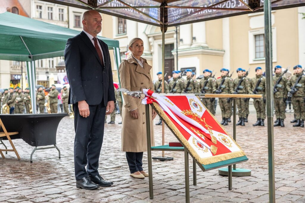 Ceremonii nadania sztandaru 12. Wojskowemu Oddziałowi Gospodarczemu, fot. Szymon Zdziebło/tarantoga dla UMWKP