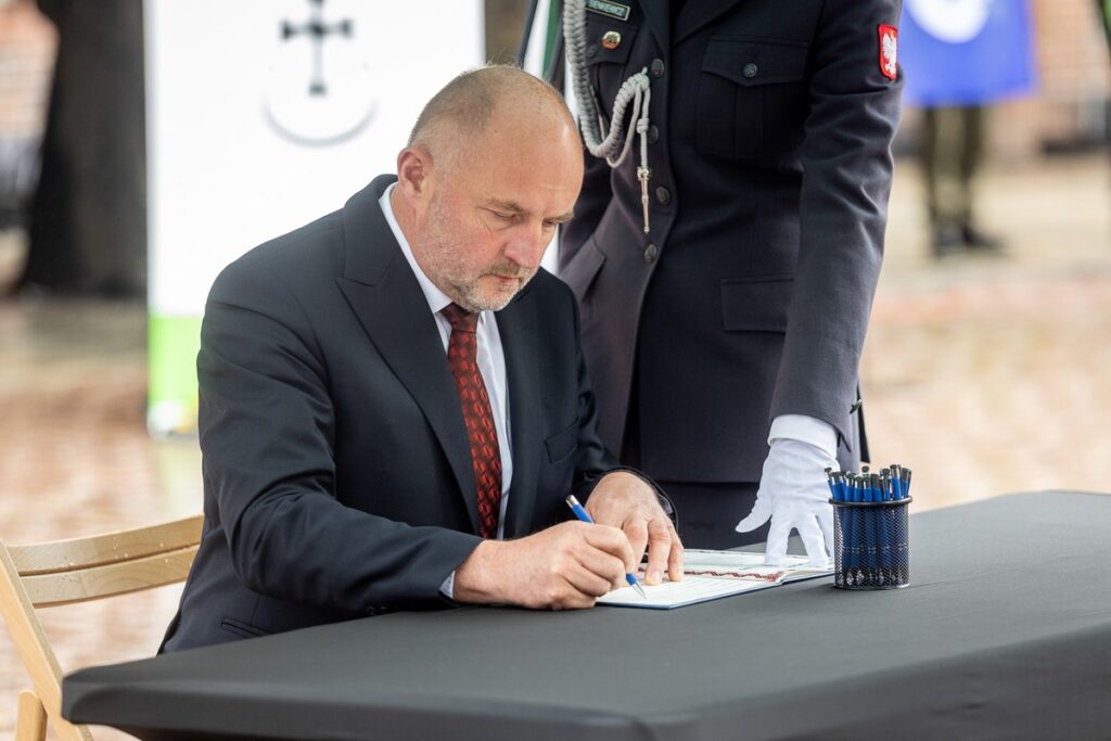Ceremonii nadania sztandaru 12. Wojskowemu Oddziałowi Gospodarczemu, fot. Szymon Zdziebło/tarantoga dla UMWKP