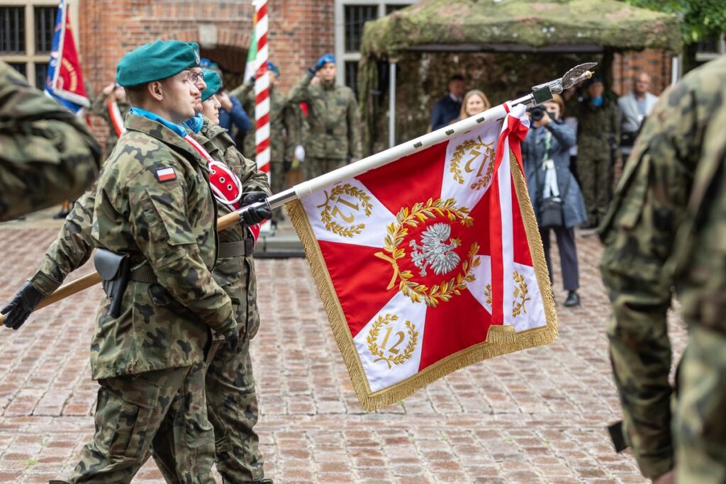 Ceremonii nadania sztandaru 12. Wojskowemu Oddziałowi Gospodarczemu, fot. Szymon Zdziebło/tarantoga dla UMWKP