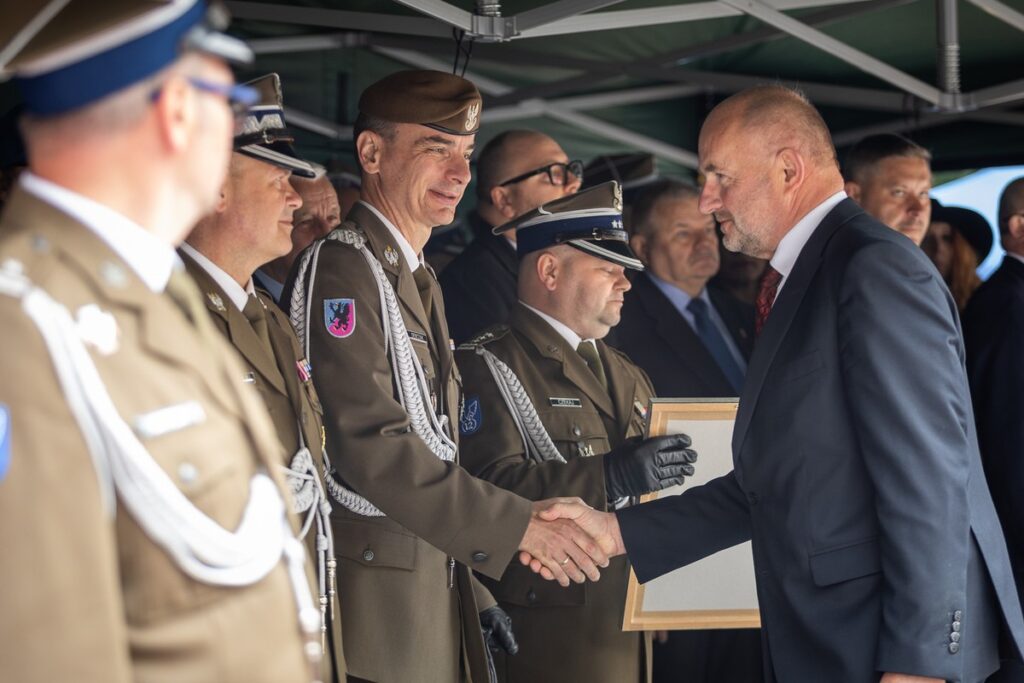 Ceremonii nadania sztandaru 12. Wojskowemu Oddziałowi Gospodarczemu, fot. Szymon Zdziebło/tarantoga dla UMWKP