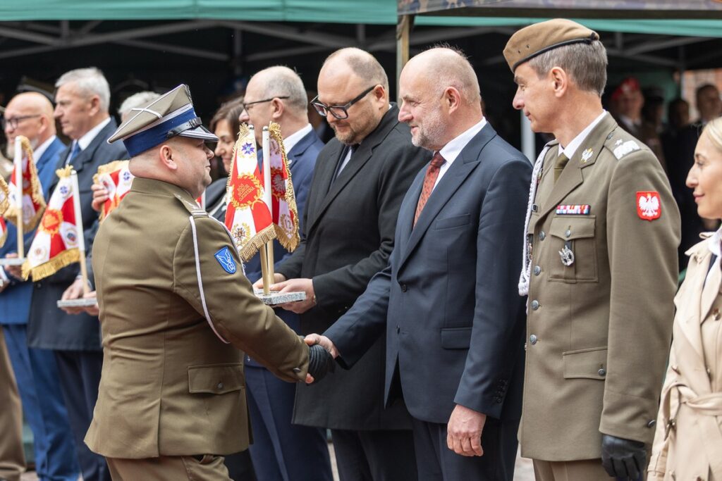 Ceremonii nadania sztandaru 12. Wojskowemu Oddziałowi Gospodarczemu, fot. Szymon Zdziebło/tarantoga dla UMWKP