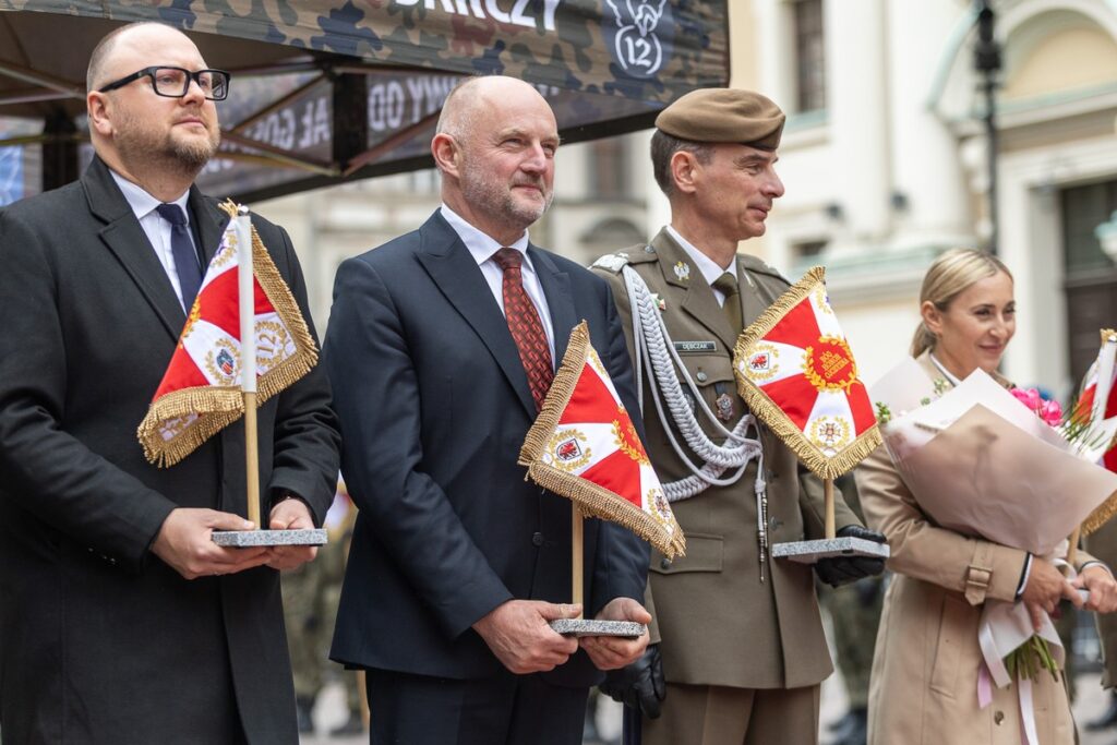 Ceremonii nadania sztandaru 12. Wojskowemu Oddziałowi Gospodarczemu, fot. Szymon Zdziebło/tarantoga dla UMWKP