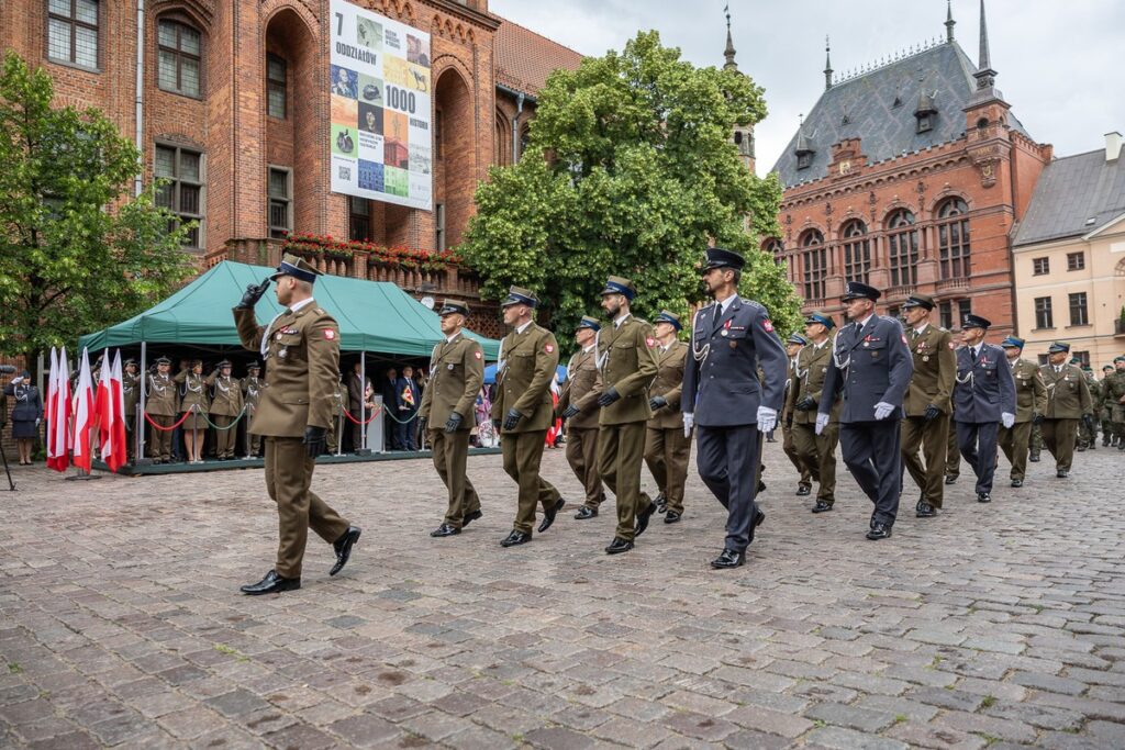 Ceremonii nadania sztandaru 12. Wojskowemu Oddziałowi Gospodarczemu, fot. Szymon Zdziebło/tarantoga dla UMWKP