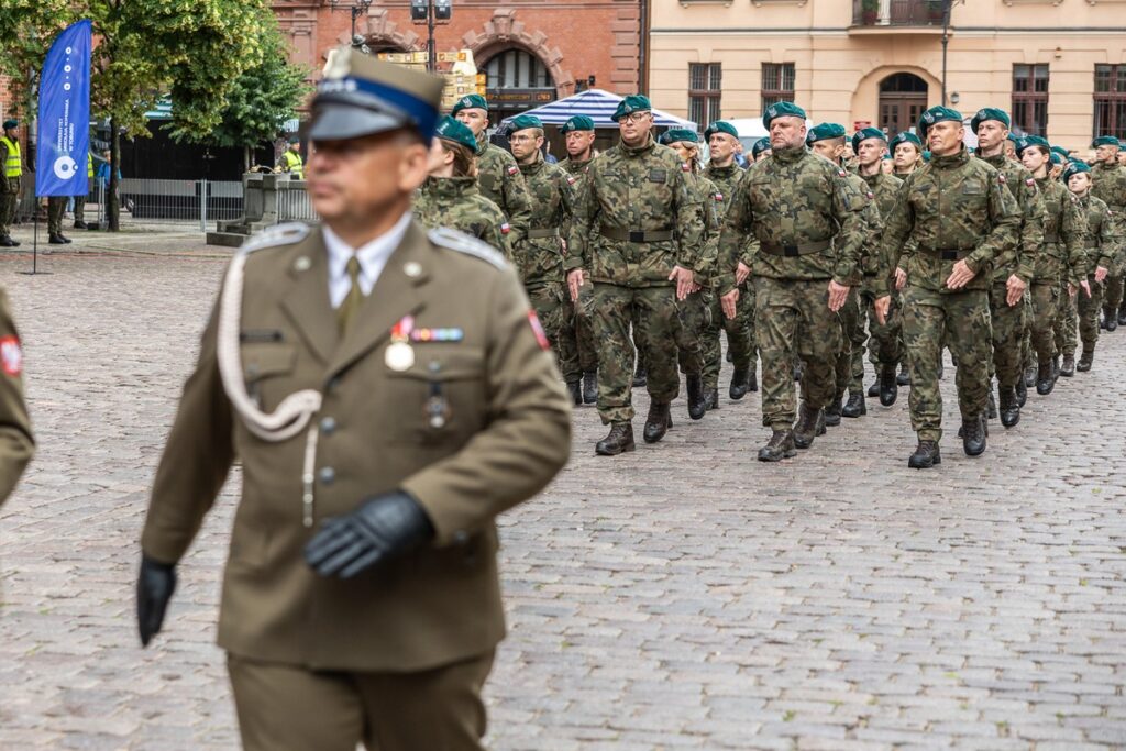 Ceremonii nadania sztandaru 12. Wojskowemu Oddziałowi Gospodarczemu, fot. Szymon Zdziebło/tarantoga dla UMWKP