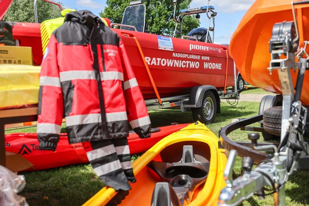 Przekazanie sprzętu oddziałom WOPR, fot. Szymon Zdziebło tarantoga.pl dla UMWKP