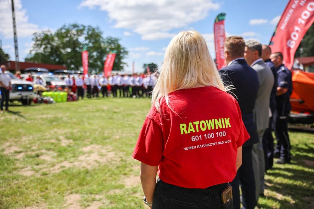 Przekazanie sprzętu oddziałom WOPR, fot. Szymon Zdziebło tarantoga.pl dla UMWKP