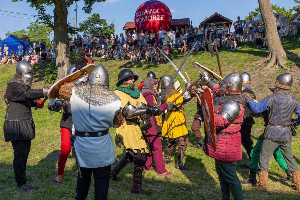 Piknik archeologiczno-historyczny w Papowie Biskupim, fot. Mikołaj Kuras dla UMWKP