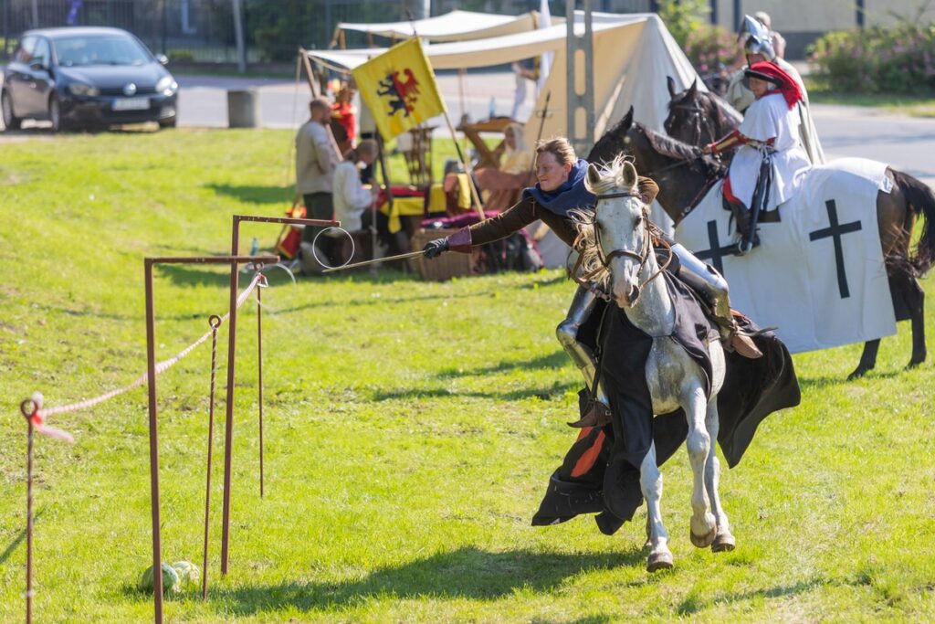 Piknik archeologiczno-historyczny w Papowie Biskupim, fot. Mikołaj Kuras dla UMWKP
