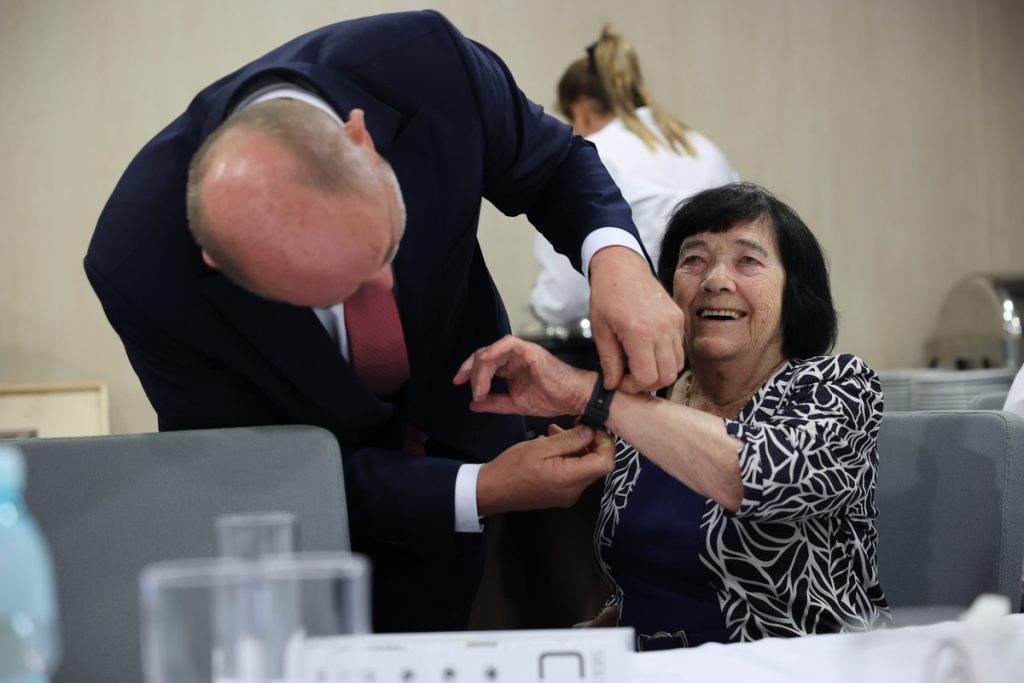 Bransoletki życia dla stuletnich mieszkańców regionu, fot. Mikołaj Kuras dla UMWKP