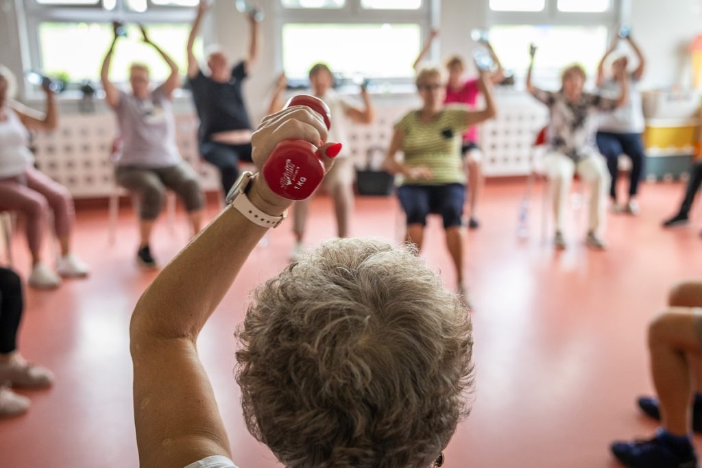 Zajęcia sportowe w klubie seniora we Wrockach (powiat golubsko-dobrzyński). Fot. Szymon Zdziebło tarantoga.pl dla UMWKP