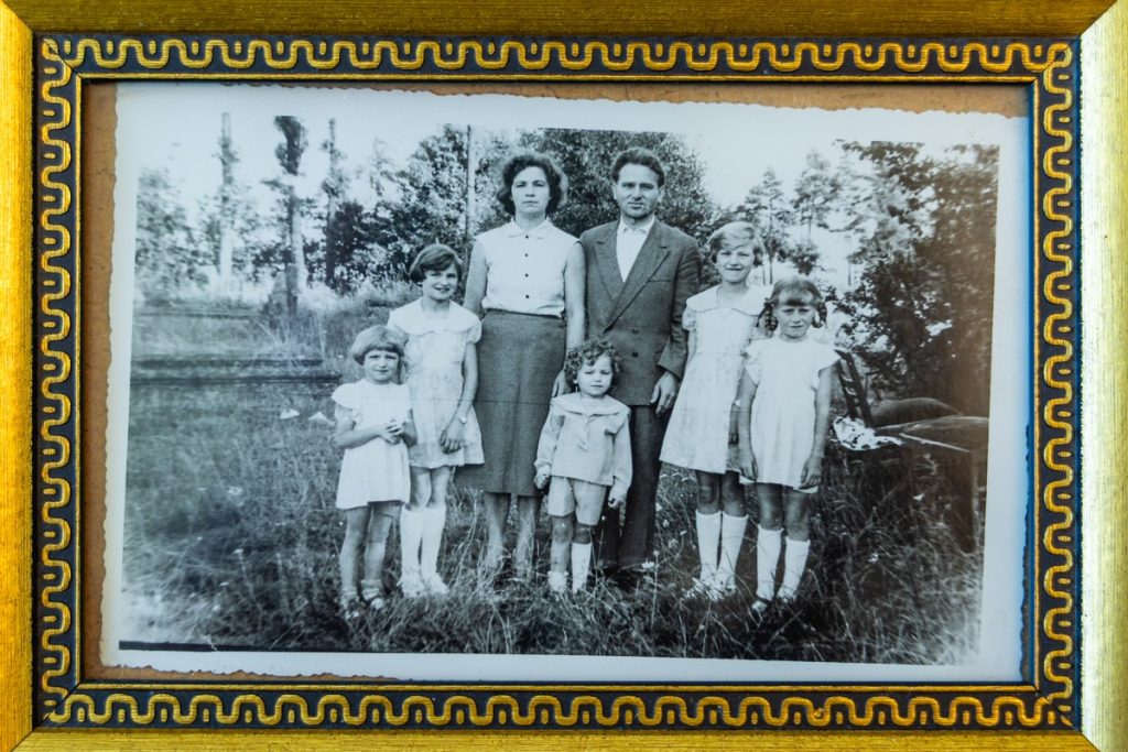 Franciszek and Łucja Wiśniewscy with their children, original photograph from 1961, photo from the family archive