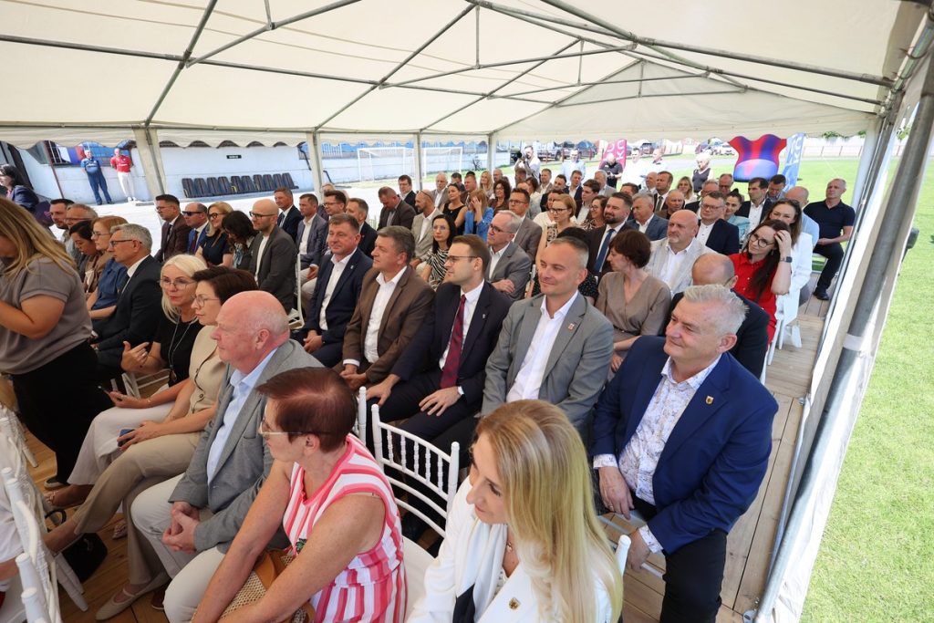 Wręczenie umów dotacyjnych na małą infrastrukturę sportową, fot. Mikołaj Kuras dla UMWKP