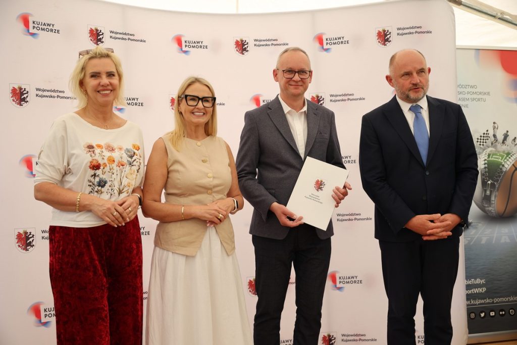 Wręczenie umów dotacyjnych na małą infrastrukturę sportową, fot. Mikołaj Kuras dla UMWKP