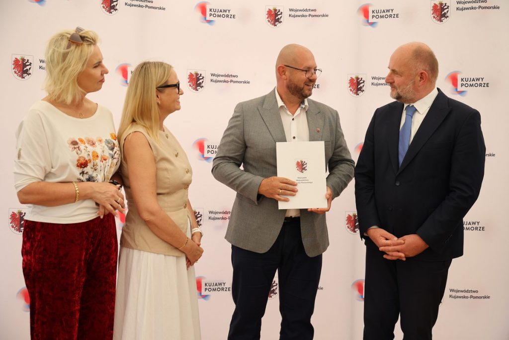 Wręczenie umów dotacyjnych na małą infrastrukturę sportową, fot. Mikołaj Kuras dla UMWKP