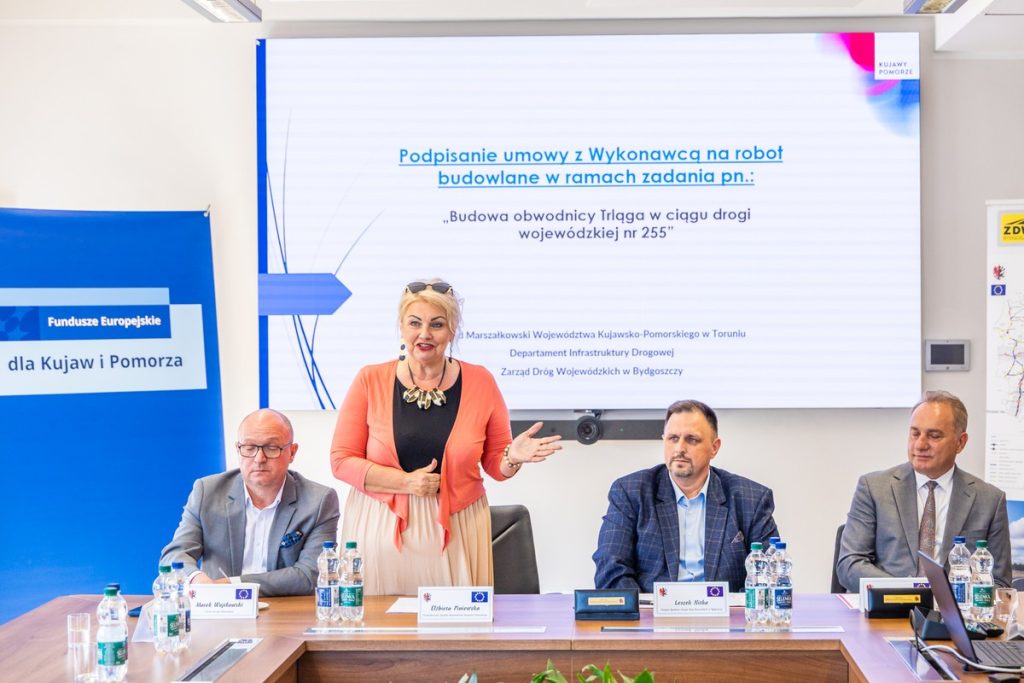 Podpisanie umowy na budowę obwodnicy Trląga, fot. Andrzej Goiński/UMWKP