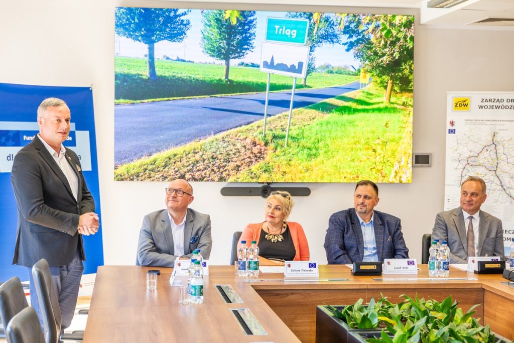 Podpisanie umowy na budowę obwodnicy Trląga, fot. Andrzej Goiński/UMWKP