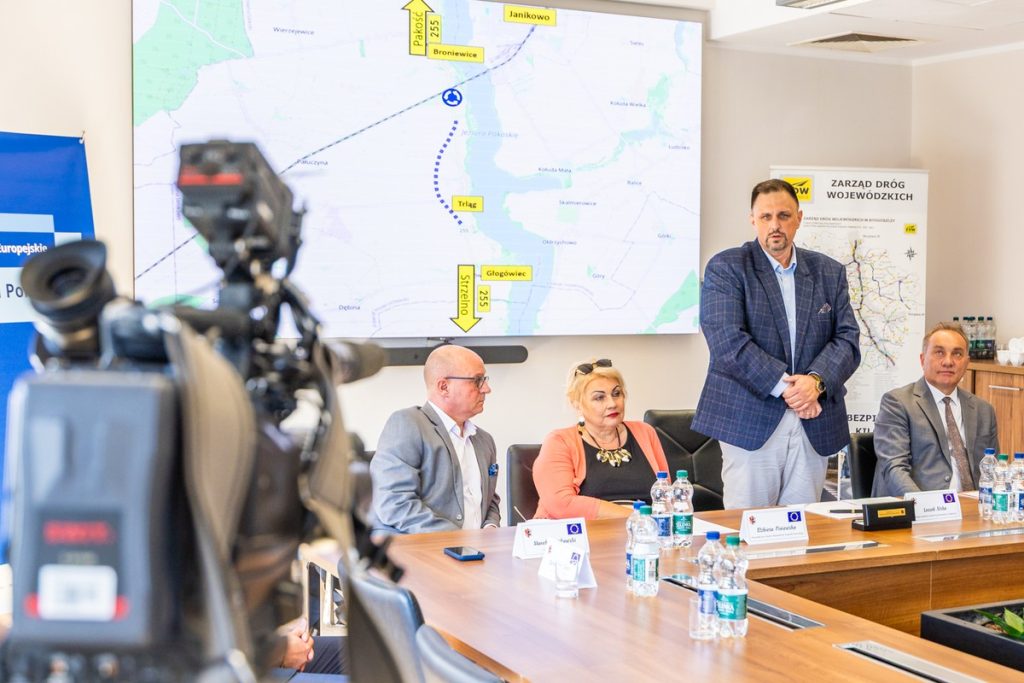 Podpisanie umowy na budowę obwodnicy Trląga, fot. Andrzej Goiński/UMWKP