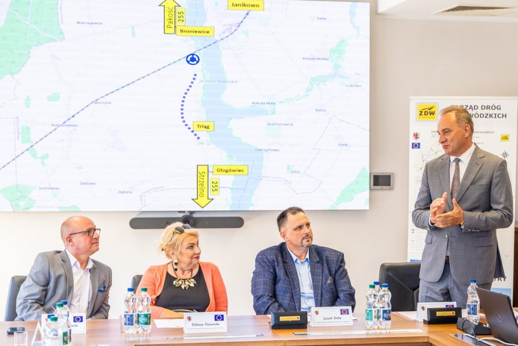 Podpisanie umowy na budowę obwodnicy Trląga, fot. Andrzej Goiński/UMWKP