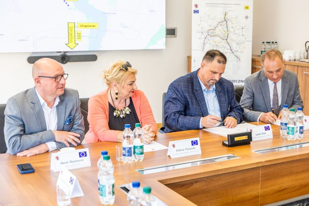 Podpisanie umowy na budowę obwodnicy Trląga, fot. Andrzej Goiński/UMWKP