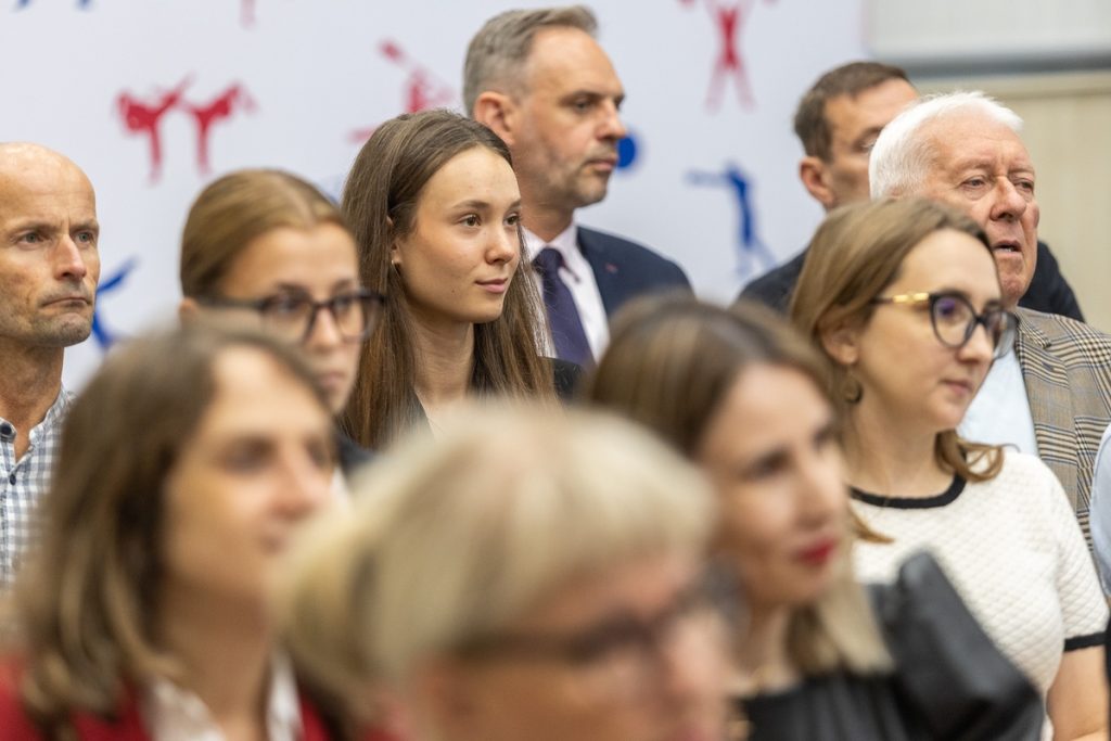 Wręczenie umów dotacyjnych przedstawicielom klubów sportowych, fot. Szymon Zdziebło/tarantoga.pl dla UMWKP