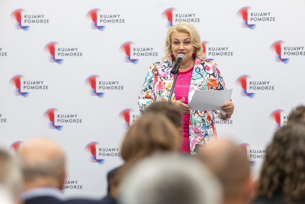 Wręczenie umów dotacyjnych przedstawicielom klubów sportowych, fot. Szymon Zdziebło/tarantoga.pl dla UMWKP
