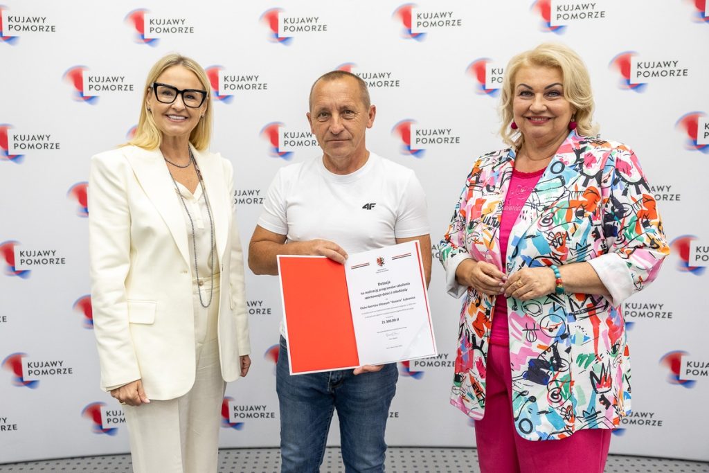 Wręczenie umów dotacyjnych przedstawicielom klubów sportowych, fot. Szymon Zdziebło/tarantoga.pl dla UMWKP