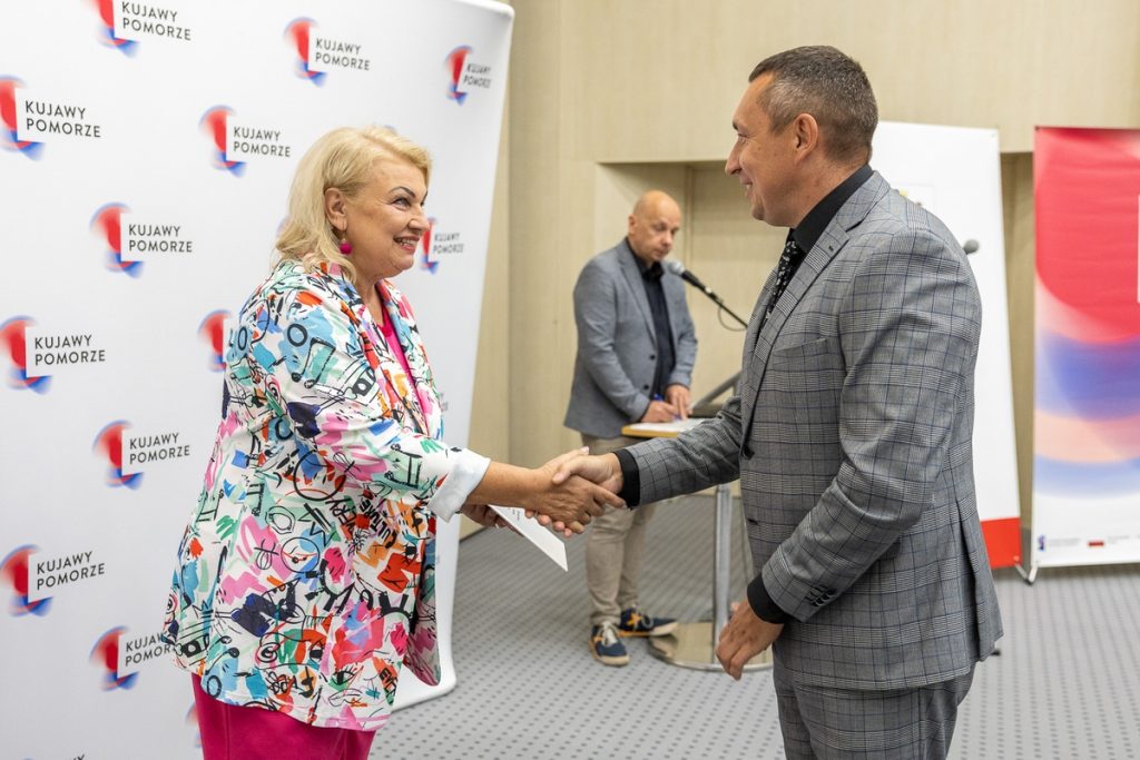Wręczenie umów dotacyjnych przedstawicielom klubów sportowych, fot. Szymon Zdziebło/tarantoga.pl dla UMWKP