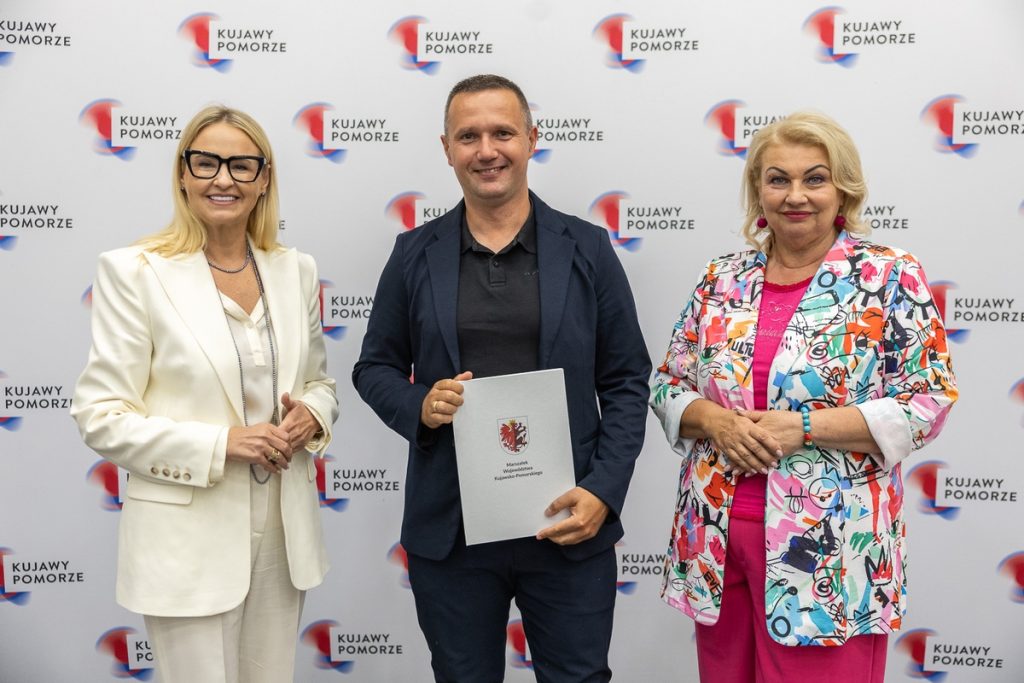 Wręczenie umów dotacyjnych przedstawicielom klubów sportowych, fot. Szymon Zdziebło/tarantoga.pl dla UMWKP