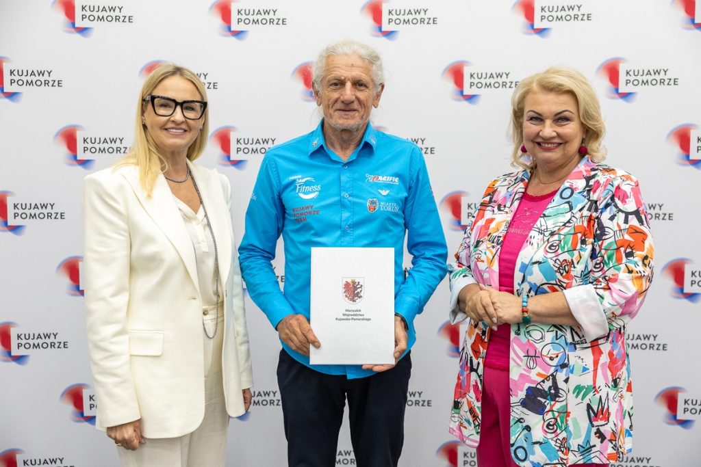 Wręczenie umów dotacyjnych przedstawicielom klubów sportowych, fot. Szymon Zdziebło/tarantoga.pl dla UMWKP