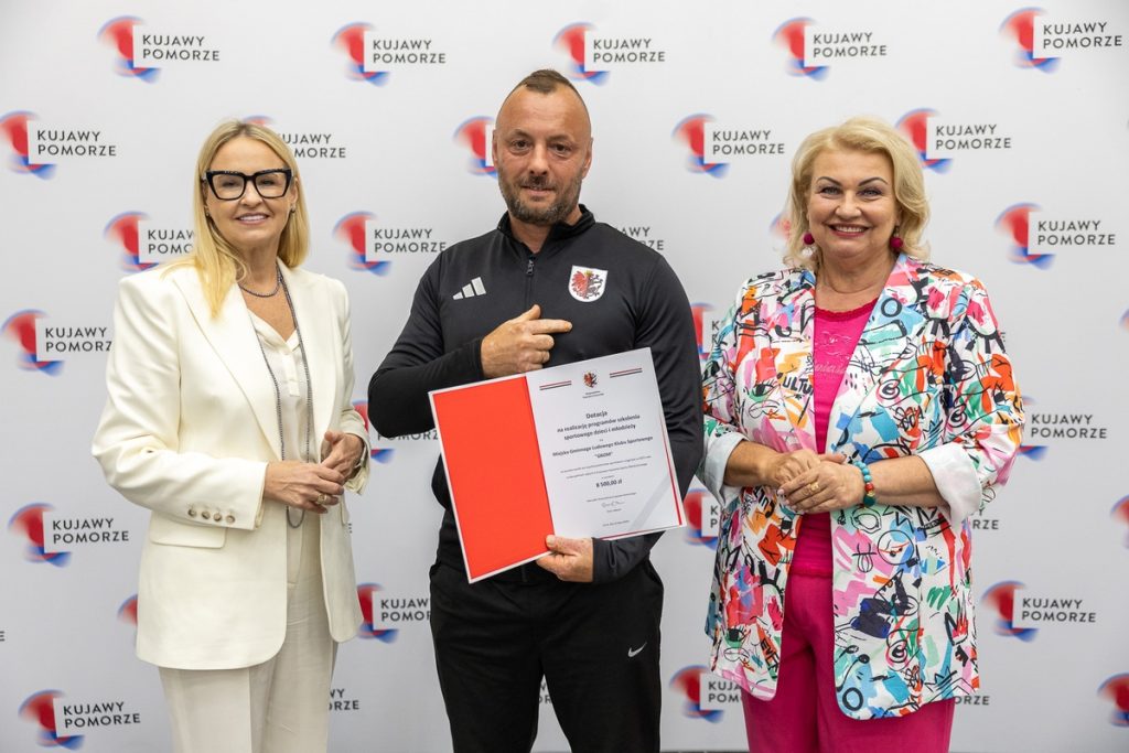 Wręczenie umów dotacyjnych przedstawicielom klubów sportowych, fot. Szymon Zdziebło/tarantoga.pl dla UMWKP