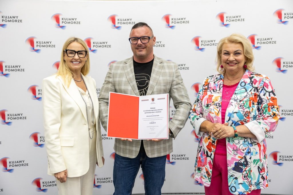 Wręczenie umów dotacyjnych przedstawicielom klubów sportowych, fot. Szymon Zdziebło/tarantoga.pl dla UMWKP