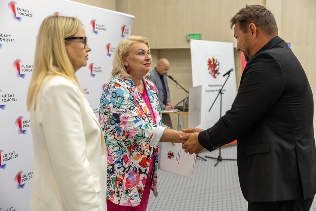 Wręczenie umów dotacyjnych przedstawicielom klubów sportowych, fot. Szymon Zdziebło/tarantoga.pl dla UMWKP