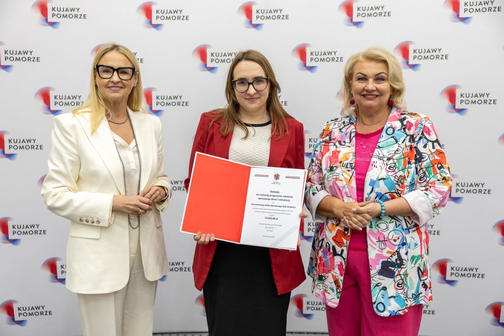 Wręczenie umów dotacyjnych przedstawicielom klubów sportowych, fot. Szymon Zdziebło/tarantoga.pl dla UMWKP