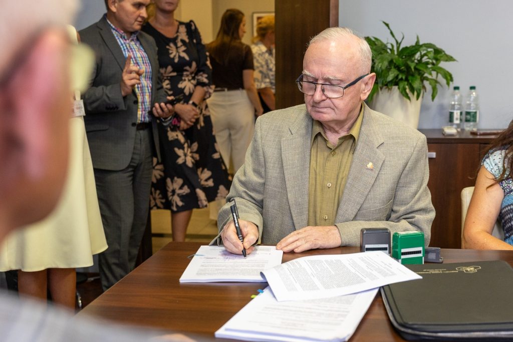 Wręczenie umów dla kujawsko-pomorskich pszczelarzy, fot. Szymon Zdziebło/tarantoga.pl dla UMWKP