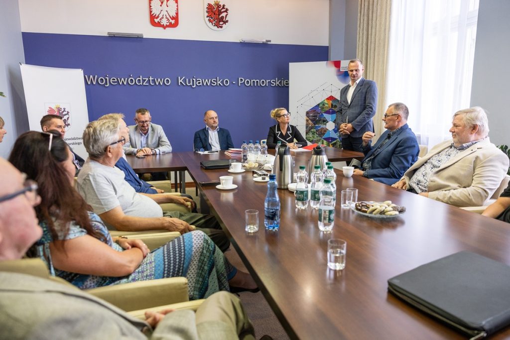 Wręczenie umów dla kujawsko-pomorskich pszczelarzy, fot. Szymon Zdziebło/tarantoga.pl dla UMWKP