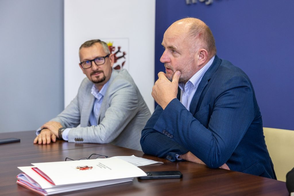 Wręczenie umów dla kujawsko-pomorskich pszczelarzy, fot. Szymon Zdziebło/tarantoga.pl dla UMWKP