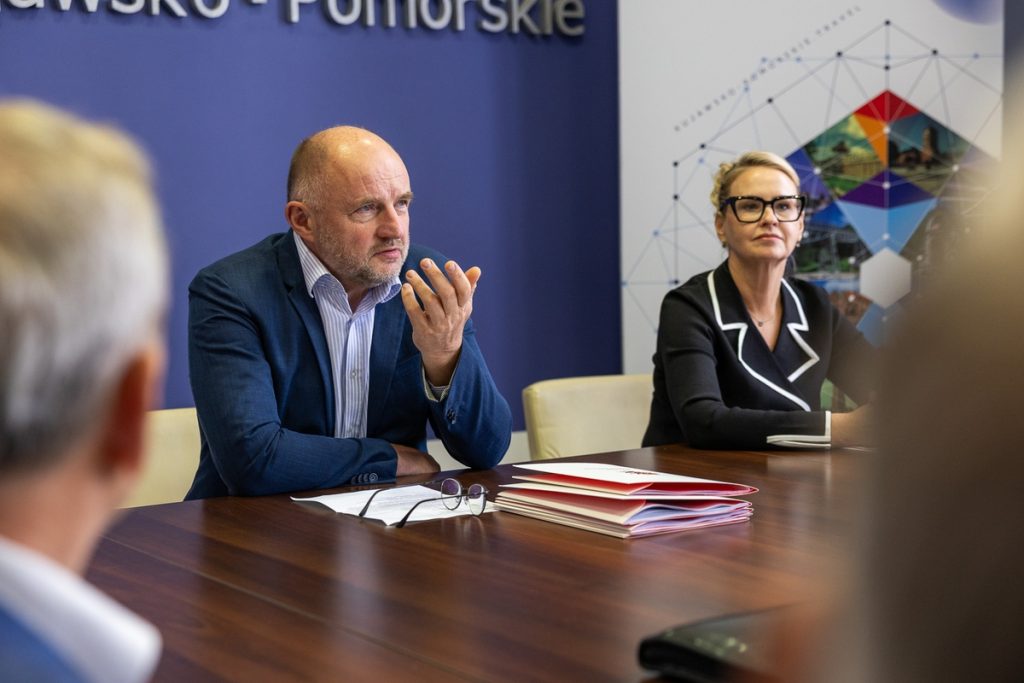 Wręczenie umów dla kujawsko-pomorskich pszczelarzy, fot. Szymon Zdziebło/tarantoga.pl dla UMWKP