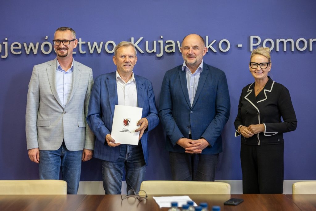 Wręczenie umów dla kujawsko-pomorskich pszczelarzy, fot. Szymon Zdziebło/tarantoga.pl dla UMWKP