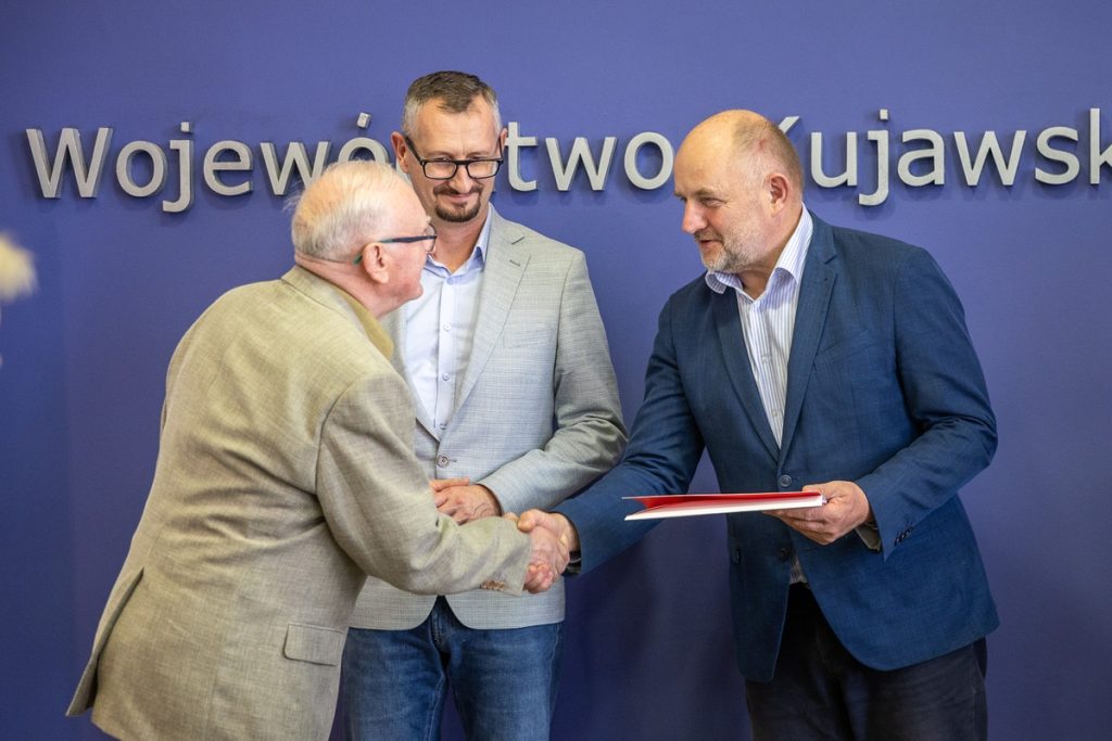 Wręczenie umów dla kujawsko-pomorskich pszczelarzy, fot. Szymon Zdziebło/tarantoga.pl dla UMWKP