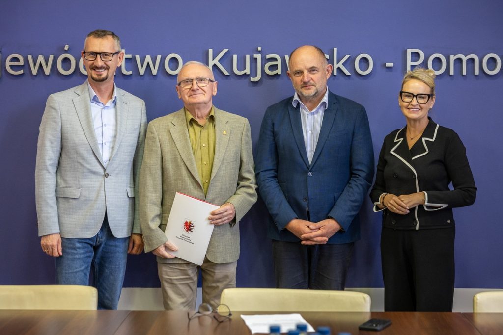 Wręczenie umów dla kujawsko-pomorskich pszczelarzy, fot. Szymon Zdziebło/tarantoga.pl dla UMWKP